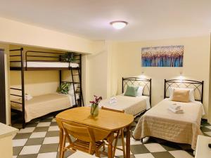 Postel nebo postele na pokoji v ubytování Costas Rooms
