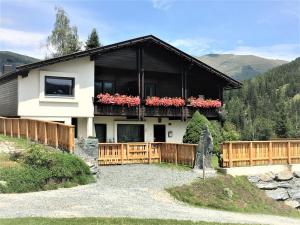 バート・クラインキルヒハイムにあるChalet Latschen - für Großfamilien, Firmen & Co.の花の咲くバルコニー付きの家