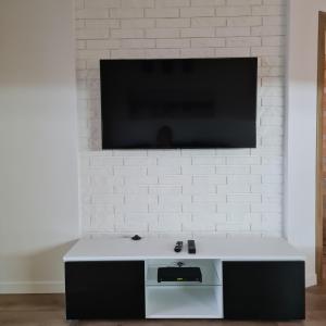 Televízia a/alebo spoločenská miestnosť v ubytovaní Apartament Słoneczne Nabrzeże