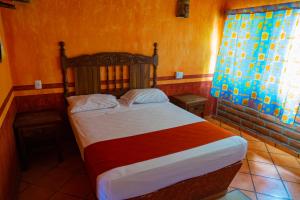 a bedroom with a bed in a room at Balneario y Cabañas ISIS in La Huerta