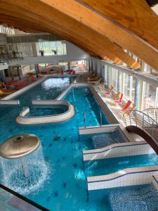 Basen w obiekcie Bike & Spa Velence Apartman lub w pobliżu