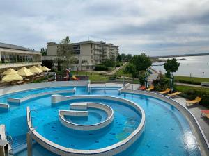 Basen w obiekcie Bike & Spa Velence Apartman lub w pobliżu