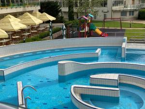 Basen w obiekcie Bike & Spa Velence Apartman lub w pobliżu