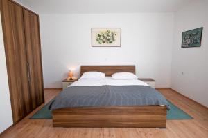 Un pat sau paturi într-o cameră la Apartmani Suzana