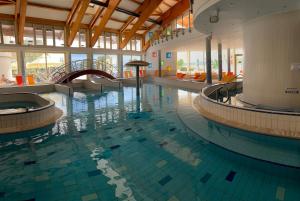 duży basen w budynku w obiekcie Bike & Spa Velence Apartman w mieście Velence
