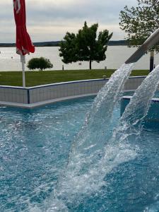 Basen w obiekcie Bike & Spa Velence Apartman lub w pobliżu