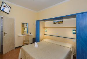En eller flere senge i et værelse på Hotel & Restaurant Storyville