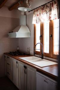eine Küche mit einem Waschbecken und einem Fenster in der Unterkunft Vivienda rural del salado in Jaén