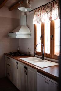 cocina con fregadero y ventana en Vivienda rural del salado en Jaén