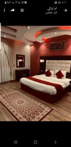 Een bed of bedden in een kamer bij شاليهات شاطئ ارينا