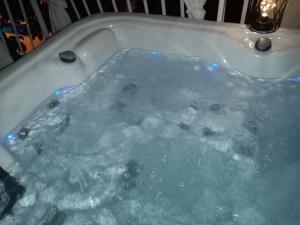 bañera llena de agua con luces azules en Apartments Anita Frane, en Vodice