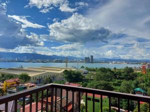 マクタンにあるHachiko Pretty Homes Condominium at Saekyung956 Condominium, Looc, Lapu-lapu City, Cebu, Philippinesのバルコニーから水辺の景色を望めます。