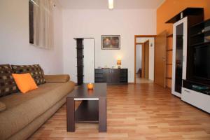 uma sala de estar com um sofá e uma mesa em Apartment in Porec/Istrien 10068 em Poreč