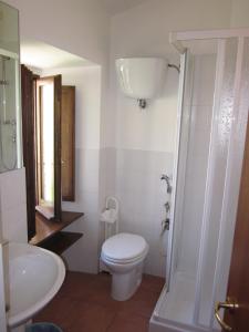 阿西西的住宿－蒙特卡瓦羅公寓，一间带卫生间和水槽的浴室