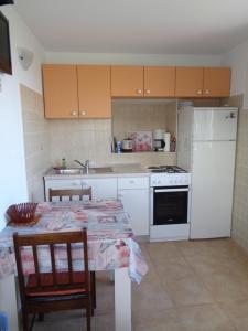 Kuchyň nebo kuchyňský kout v ubytování Guesthouse Lopar (824)
