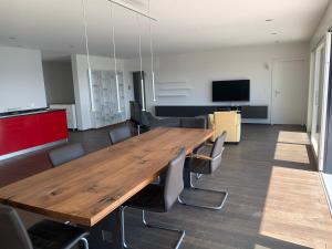 a conference room with a wooden table and chairs at Villa au bord du lac de Morat avec vue imprenable in Bellerive