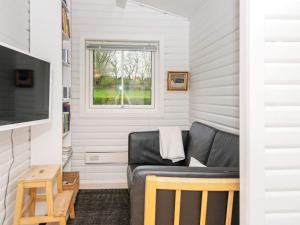ハザスレウにあるTwo-Bedroom Holiday home in Holbæk 1のリビングルーム(ソファ、窓付)