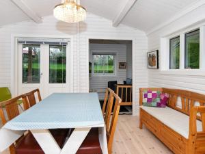 ハザスレウにあるTwo-Bedroom Holiday home in Holbæk 1のダイニングルーム(テーブル、椅子付)
