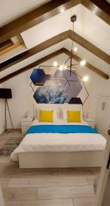 una camera da letto con un grande letto con cuscini gialli di Guest House Galeb2 a Rab