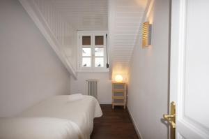 ベナスケにあるLH Apartamento Posetsの白い小さなベッドルーム(ベッド1台、窓付)