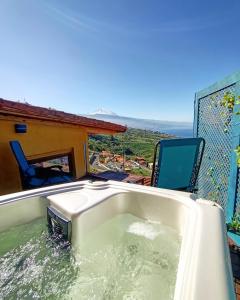 a bath tub filled with water on top of a balcony at Apartamento Maudes de StarApsTenerife in Sauzal