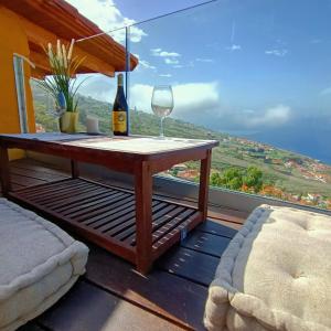kieliszek wina na drewnianym stole na balkonie w obiekcie Apartamento Maudes de StarApsTenerife w mieście Sauzal