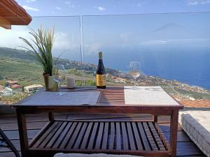una mesa con una botella de vino y dos copas en Apartamento Maudes de StarApsTenerife, en Sauzal
