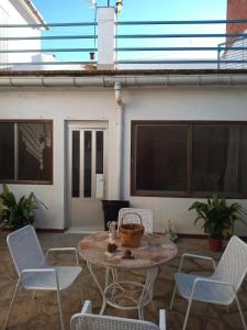un patio con mesa y sillas y un edificio en Ca Pepet, en Adzaneta de Albaida