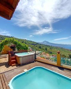 una terraza con piscina y bañera de hidromasaje en Apartamento Drago de StarApsTenerife, en Sauzal