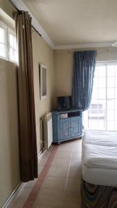 1 dormitorio con 1 cama y armario azul en Sara & Dany, en Sintra