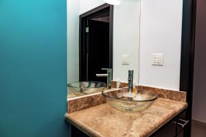 een badkamer met 2 wastafels voor een spiegel bij Bella Vista 15 in Puerto Peñasco