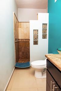 een badkamer met een toilet en een douche bij Bella Vista 15 in Puerto Peñasco