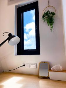 a room with a window and a lamp and a mirror at 台灣潛水綠島店 Green Island Dive in Green Island
