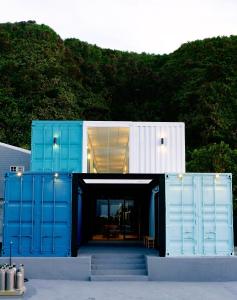 niebiesko-biały budynek z drzwiami w obiekcie 台灣潛水綠島店 Green Island Dive w mieście Lü Dao