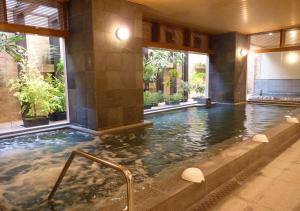 Bazén v ubytování Nishitetsu Hotel Croom Hakata nebo v jeho okolí