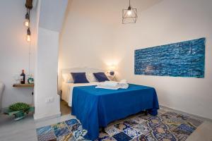 カステッランマーレ・デル・ゴルフォにあるLe Maiolicheのベッドルーム1室(青いテーブル付)