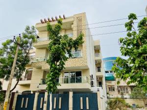 un edificio con una valla delante en BluO Studio DLF CyberCity - Kitchen, Balcony, Lift en Gurgaon