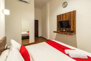 Cama o camas de una habitación en RedDoorz near RS Royal Prima Medan 2
