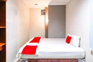 Postel nebo postele na pokoji v ubytování RedDoorz @ Citraland Surabaya