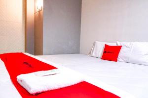 Postel nebo postele na pokoji v ubytování RedDoorz @ Citraland Surabaya