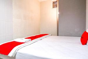 Postel nebo postele na pokoji v ubytování RedDoorz @ Citraland Surabaya
