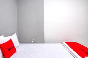 Postel nebo postele na pokoji v ubytování RedDoorz @ Citraland Surabaya