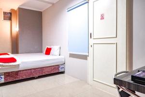 Postel nebo postele na pokoji v ubytování RedDoorz @ Citraland Surabaya
