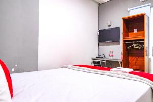 Giường trong phòng chung tại RedDoorz @ Citraland Surabaya