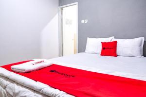 Postel nebo postele na pokoji v ubytování RedDoorz @ Citraland Surabaya