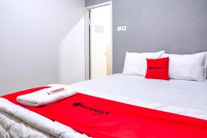 Postel nebo postele na pokoji v ubytování RedDoorz @ Citraland Surabaya
