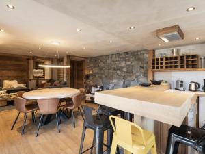 Appartement La Clusaz, 7 pièces, 10 personnes - FR-1-304-216にあるレストランまたは飲食店