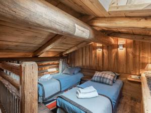 ラ・クリュサにあるAppartement La Clusaz, 7 pièces, 10 personnes - FR-1-304-216のログキャビン内のベッド2台が備わる部屋です。