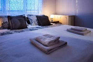 Uma cama ou camas num quarto em Isabel