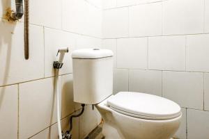 Vannituba majutusasutuses Marson Interkota Residence Mitra RedDoorz
